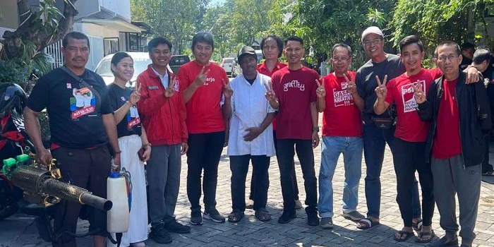 Mas Iin saat melaksanakan fogging dalam rangka mencegah DBD bersama PSI Sidoarjo di Perum Pondok Tjandra Indah. Foto: Ist