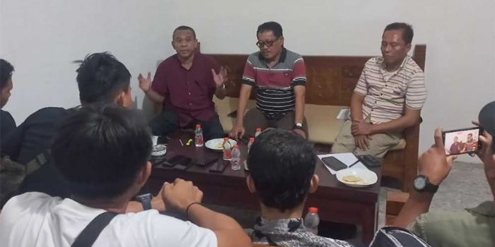 Pembina YKWP PNI Mojokerto periode lama saat memberikan keterangan pers.