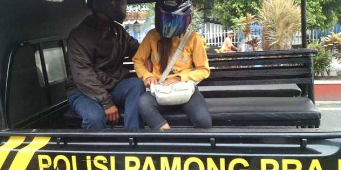 Razia yang dilakukan Satpol PP Kota Blitar berhasil mengamankan beberapa pasangan yang diduga melakukan perbuatan mesum. foto: TRI SUSANTO/ BANGSAONLINE