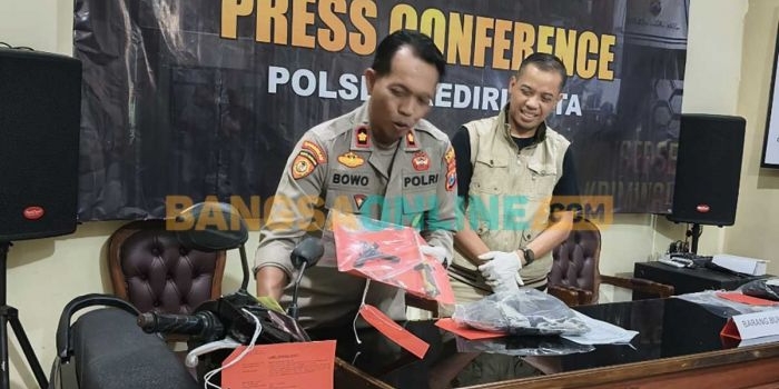 Kapolsek Kediri Kota, Kompol Bowo Wicaksono, saat menunjukkan barang bukti dari kasus curanmor atau pencurian kendaraan bermotor di wilayah hukumnya. Foto: MUJI HARJITA/BANGSAONLINE
