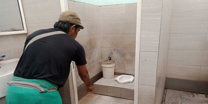 diduga-sakit-paru-paru-pria-tewas-di-toilet-taman-bungkul