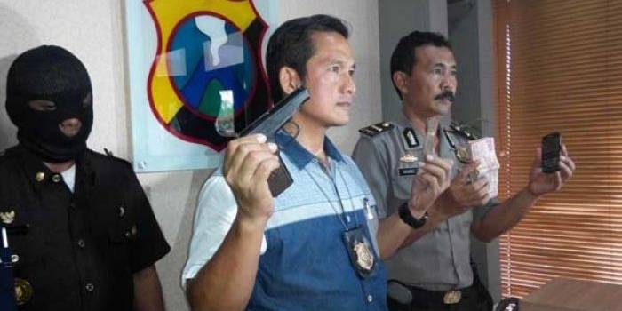 AKP Riyanto, Kasat Reskrim Polres Situbondo didampingi kasubag Humas Polres Situbondo, Ipda Nanang Priambodo menunjukkan barang bukti dan pelaku saat jumpa pers. foto: hadi prayitno/ BANGSAONLINE