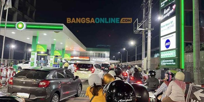 Antrean pengendara di SPBU BP di Jalan Embong Malang Surabaya mengular hingga ke jalan raya. Foto: Sulthon/BANGSAONLINE.