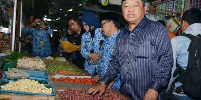 Bupati Saiful Ilah dalam sidak ke Pasar Larangan, Rabu (17/6). (foto : nanang ichwan/BANGSAONLINE)