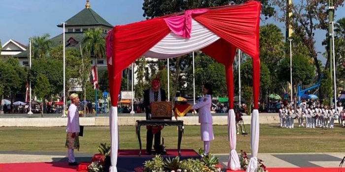 bupati-jember-sampaikan-pesan-damai-dengan-selendang-palestina-di-upacara-hut-ri-ke-80