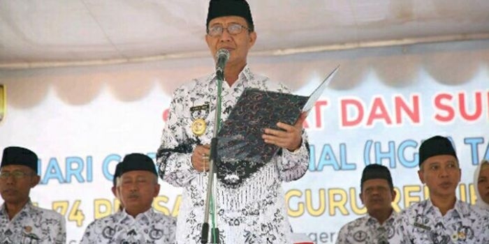 Bupati Tuban Fathul Huda saat menyampaikan sambutan di Apel Hari Guru Nasional (HGN) Tahun 2019 dan HUT ke-74 Persatuan Guru Republik Indonesia (PGRI) di Alun-alun Tuban, Selasa (17/12).