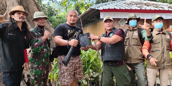 Koordinator Aliansi Relawan Peduli Lingkungan Kediri dr Ari Purnomo Adi (tiga dari kiri) saat menyerahkan bibit pohon secara simbolis kepada Kades Gedangsewu, Ruslan Abdul Gani. foto: MUJI HARJITA/ BANGSAONLINE
