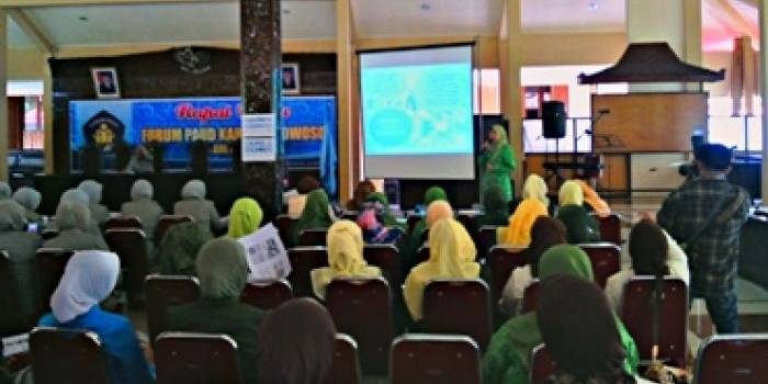 Kadis Pendidikan memberikan pengarahan kepada pengurus PAUD. foto: sugianto/BANGSAONLINE