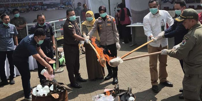 kejari-kota-malang-musnahkan-barang-bukti-narkotika-dan-uang-palsu