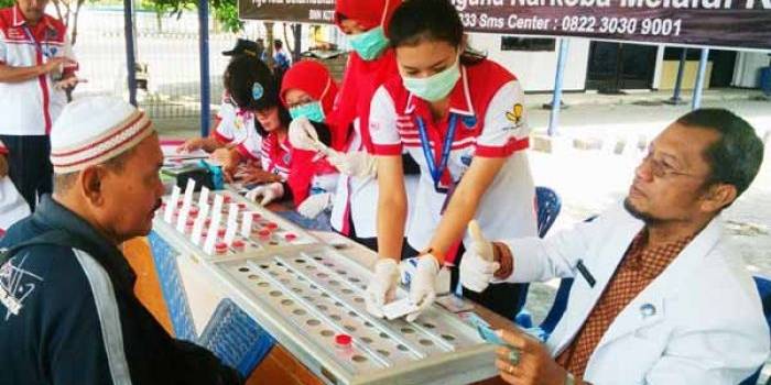 Salah satu sopir Bus AKDP saat menjalani tes urine oleh petugas BNN Kota Kediri. (foto: arif kurniawan/BANGSAONLINE)