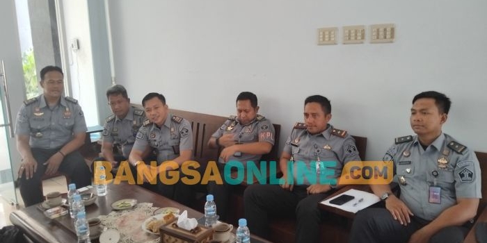 Kalapas Pemuda Madiun didampingi jajarannya saat menemui awak media. Foto: Hendro Suhartono/BANGSAONLINE