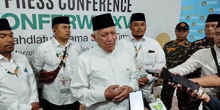 Pj Ketua PWNU Jatim, KH Abdul Hakim Mahfudz (Gus Kikin) saat jumpa pers. Foto: AAN AMRULLOH/ BANGSAONLINE.com