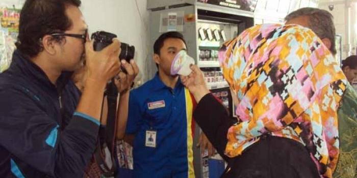 TUNJUK – Anggota Komisi B DPRD Nganjuk menunjukkan salah satu minuman kadaluarsa di sebuah minimarket. foto: bambang dj/BANGSAONLINE