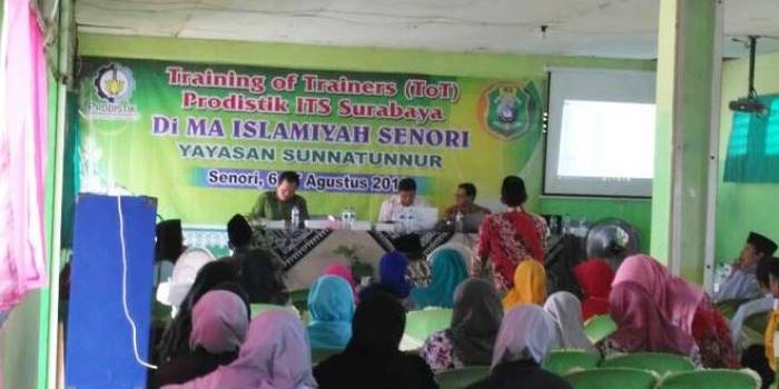 Tim ITS Surabaya saat memberikan materi Prodistik di aula MA Islamiyah Senori. foto: SUWANDI/ BANGSAONLINE