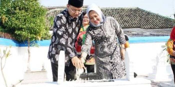 Bupati Ngawi Ir H Budi Sulistyono melakukan ziarah kubur ke makam leluhur dan sesepuh Ngawi. 