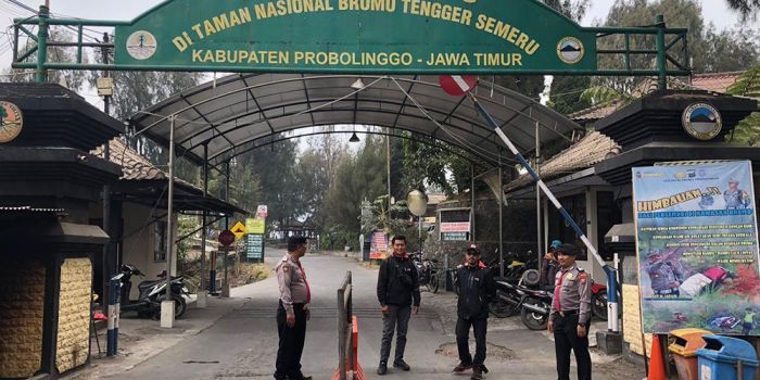 Petugas kepolisian saat mengamankan pintu masuk ke kawasan Gunung Bromo.