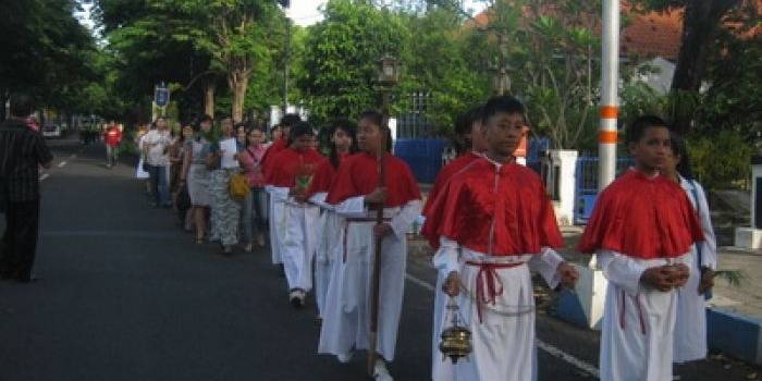 Arak-arakan umat Katolik Maria Ratu Damai Banyuwangi dalam merayakan perayaan minggu palma, dari halaman SMAK Hikmah Mandala, melewati jalan Jaksa Agung Suprapto menuju Gereja.foto:franciscus slamet wawan/BANGSAONLINE