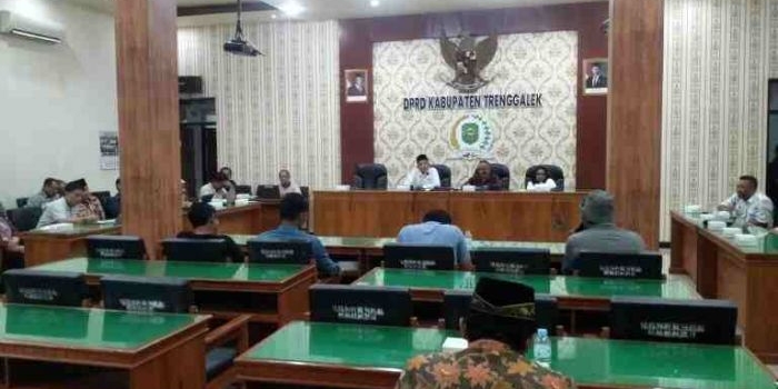 dprd-trenggalek-janji-kawal-perbaikan-jalan-ngares-sengon-yang-rusak-parah