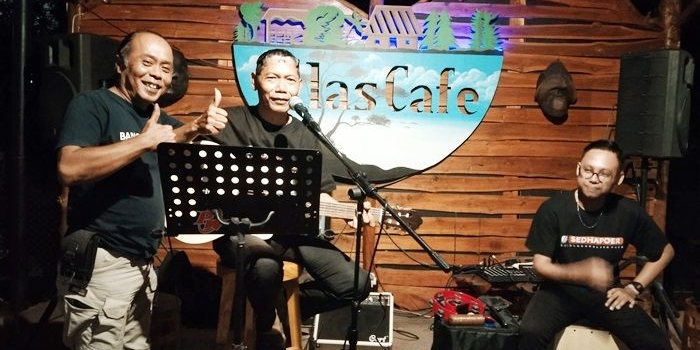 Wartawan BANGSAONLINE.com Zainal Abidin berkesempatan foto bersama Dhalang Poer (tengah) di konser perdana usai bebas dari penjara.