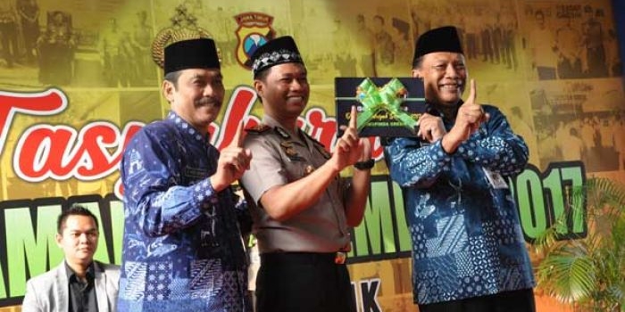 Bupati Sambari dan Wabup Qosim bersama Kapolres AKBP Boro Windu Danandito saat penutupan operasi Ramadniya Semeru 2017. foto: syuhud/ bangsaonline