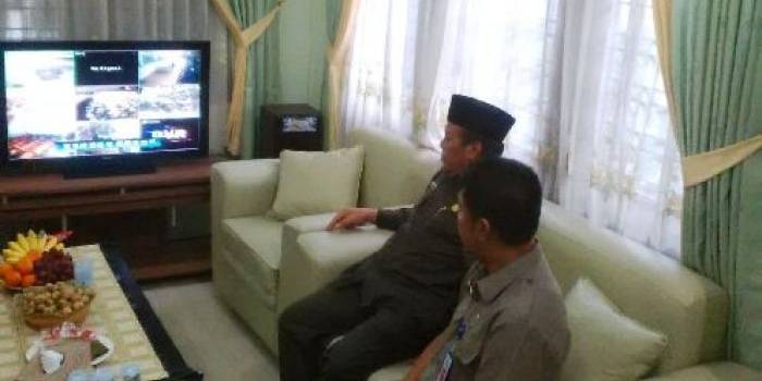 pemantauan UN melalui CCTV. foto:aries sugiarto/BANGSAONLINE