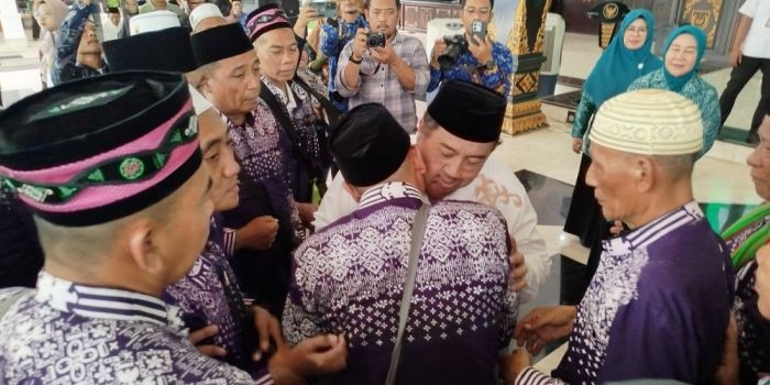 disambut-bupati-jemaah-haji-kloter-18-jombang-tiba-satu-dikabarkan-meninggal-dunia