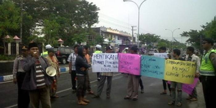 massa orasi di depan aula MAN Bangkalan, di mana dalam gedung sedang dilaksanakan rekapitusasi suara. foto:imam hambali/BANGSAONLINE