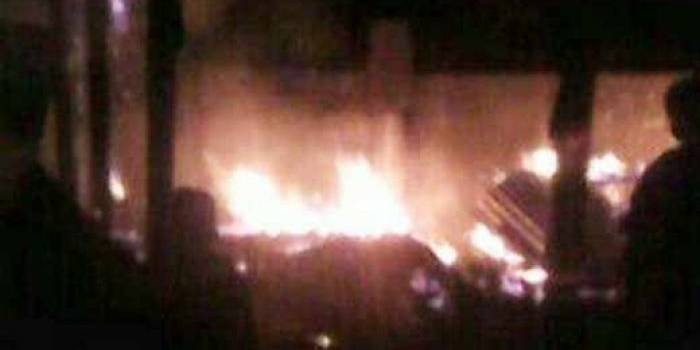 Kondisi lapak saat terbakar. foto: zainal abidin/BANGSAONLINE