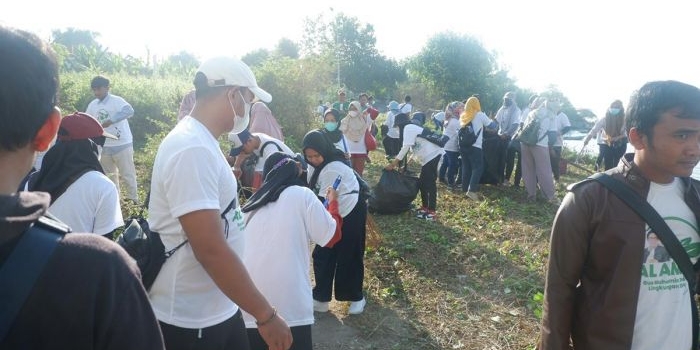 Aktivis Greenpeace Bangkalan saat kerja bakti bersih-bersih sampah di kawasan Kaki Suramadu. 