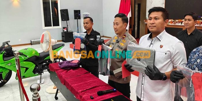 Konferensi pers terkait pembobolan sekolah di Mapolres Blitar. Foto: AKINA NUR ALANA/BANGSAONLINE