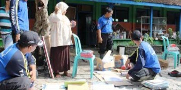 Siswa, Guru dan Tagana sedang bersihkan sisa banjir.(Soewandito/HARIAN BANGSA)