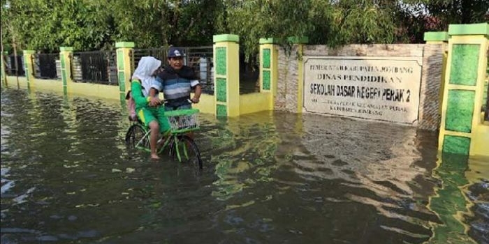 SDN Perak yang terpaksa diliburkan karena terendam banjir. foto: RONY S/ BANGSAONLINE