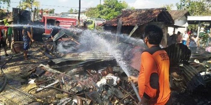 Petugas sedang memadamkan sisa api.