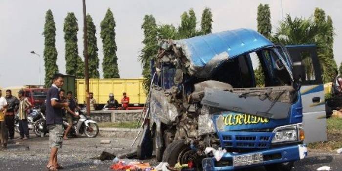 ?

Minibus Elf yang ringsek usai tabrakan dengan Bus Restu, di Jalan Raya Gondang Manis Dusun/Desa Gondang Manis, Kecamatan Bandar Kedungmulyo, Jombang, Jum’at (4/7). foto: m syafi’i/BANGSAONLINE