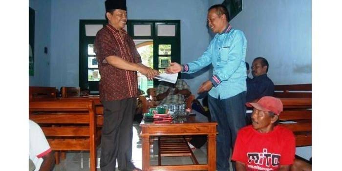 Kholik (sebelah kiri), ketika menemui Tri Busono juru bicara relawan. (Herman/BangsaOnline)