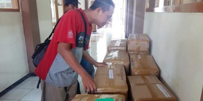 Barang bukti berupa puluhan box buku TK yang diamankan di kantor Inspektorat Lumajang. foto: IMRON/ BANGSAONLINE