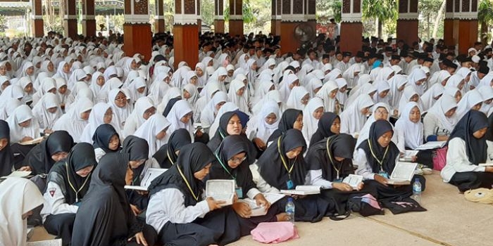 SERENTAK: Ribuan siswa SMP se-Sidoarjo membaca Alquran dan khatam sebanyak 114 kali, di Pendopo Delta Wibawa, Sabtu (26/10). foto: MUSTAIN/ BANGSAONLINE