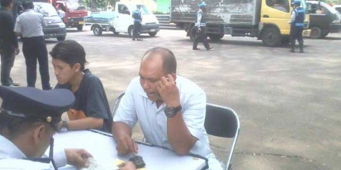 Para pengendara yang mobilnya bermasalah harus menerima surat tilang. foto: iwan irawan/ BANGSAONLINE