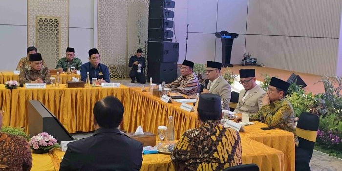 Menteri Haji dan Umrah Dr KH Muchamamd Irfan Yusuf (Gus Irfan) memimpin Rapat Koordinasi dan Konsolidasi Amirulhaj di Auditorium HM Rosyidi Kantor Kementerian Haji dan Umroh Jalan Thamrin Jakarta, Rabu (6/5/2026) malam. Foto: bangsaonline
