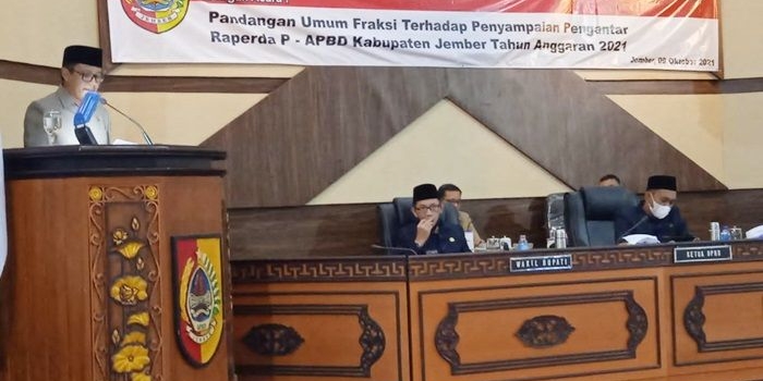 Pandangan Umum Fraksi terhadap Penyampaian Nota Pengantar Raperda P-APBD Kabupaten Jember Tahun Anggaran 2021, di Ruang Sidang Kantor Dewan Perwakilan Rakyat Daerah (DPRD), Sabtu (9/10).