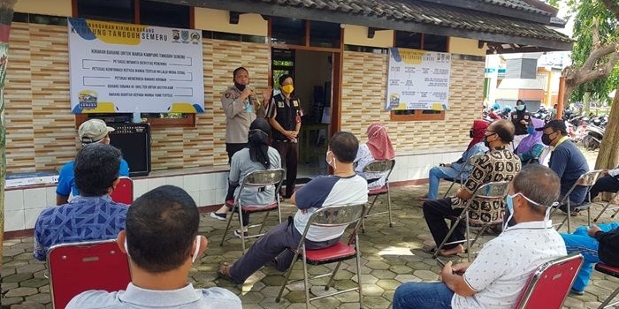 Kapolres Probolinggo Kota AKBP Ambaryadi Wijaya saat memberikan edukasi kepada para warga, Senin (1/6).