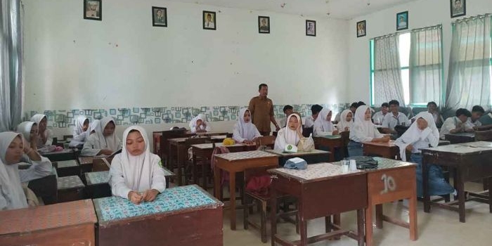 Guru SMAN 1 Arjasa Sumenep, Syamsul Arifin, saat mengajar.