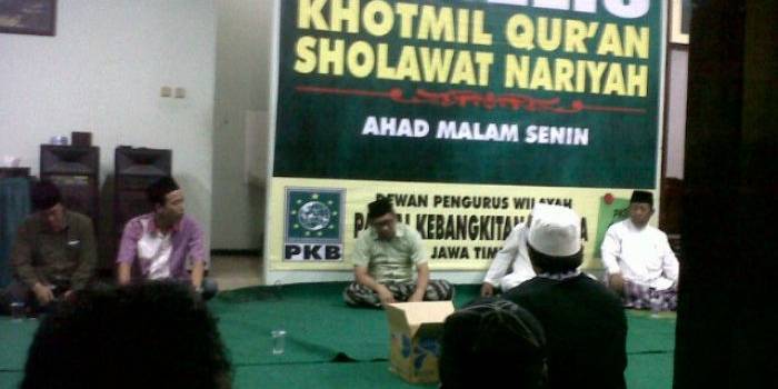 Pelaksanaan pembacaan salawat nariyah, di Kantor DPW PKB Jatim, malam ini, Minggu (16/3/2014). foto:diday/BANGSAONLINE