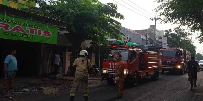 Petugas saat memadamkan kobaran api di Karaoke Godong Djati, Jalan Manukan Tengah, Surabaya.