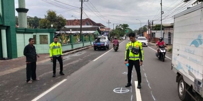 pemotor-tewas-usai-tabrak-minibus-di-jalan-raya-gapura-sumenep