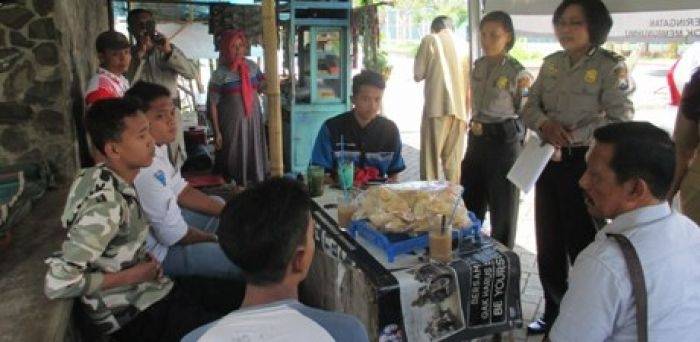 Siswa yang tertangkap basah saat nyangkruk di warung kopi. foto: Robert/BangsaOnline.com