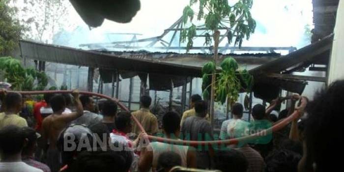 HANGUS: Tampak kerangka rumah milik Mbah Yasin Hangus setelah dilalap sijago merah. Selain rumah Yasin, rumah Sumini juga terbakar. foto: eky nurhadi/ BANGSAONLINE