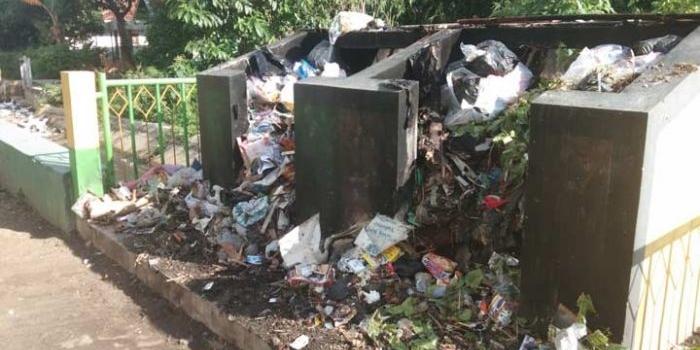 Tumpukan sampah di Kelurahan Jungcangcang yang menimbulkan bau menyengat hingga kelurahan Parteker.