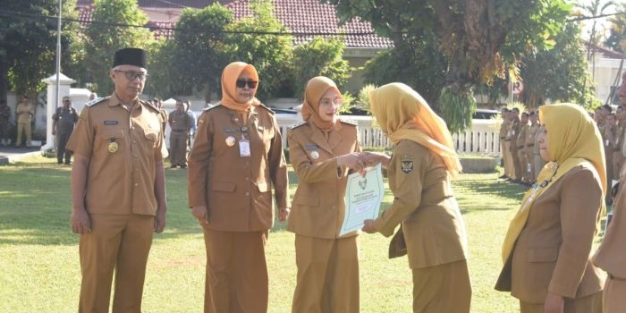  Wali Kota Kediri Vinanda Prameswati saat menyerahkan SK Kenaikan Pangkat PNS kepada salah satu PNS. (Ist). 
