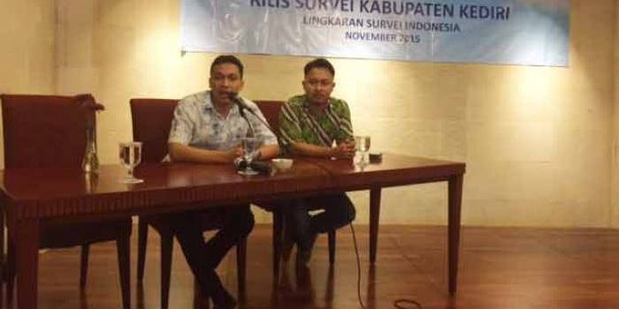 LSI saat memberikan keterangan ke sejumlah wartawan terkait hasil survei yang telah dilakukan. foto: arif kurniawan/BANGSAONLINE